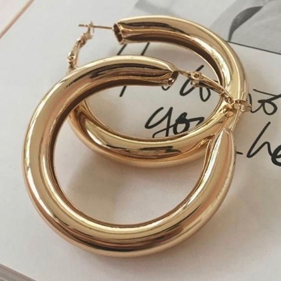 Blogger Fav | Super Chic Retro Gold Hoop Earrings - Picture 2 of 7